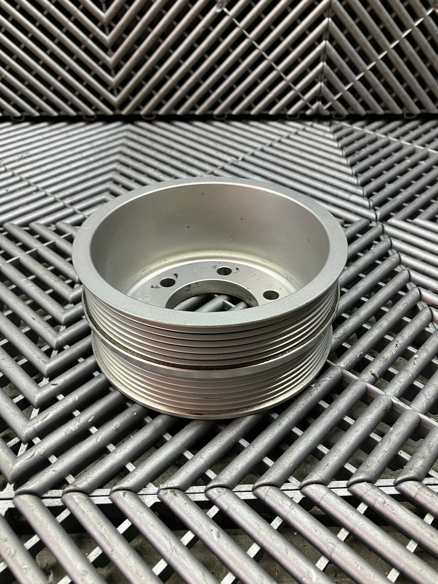 Used. BMW S65 engine main pulley (double belt)