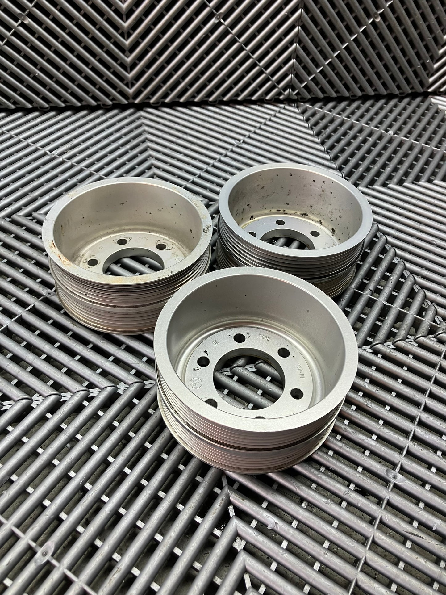Used. BMW S65 engine main pulley (double belt)