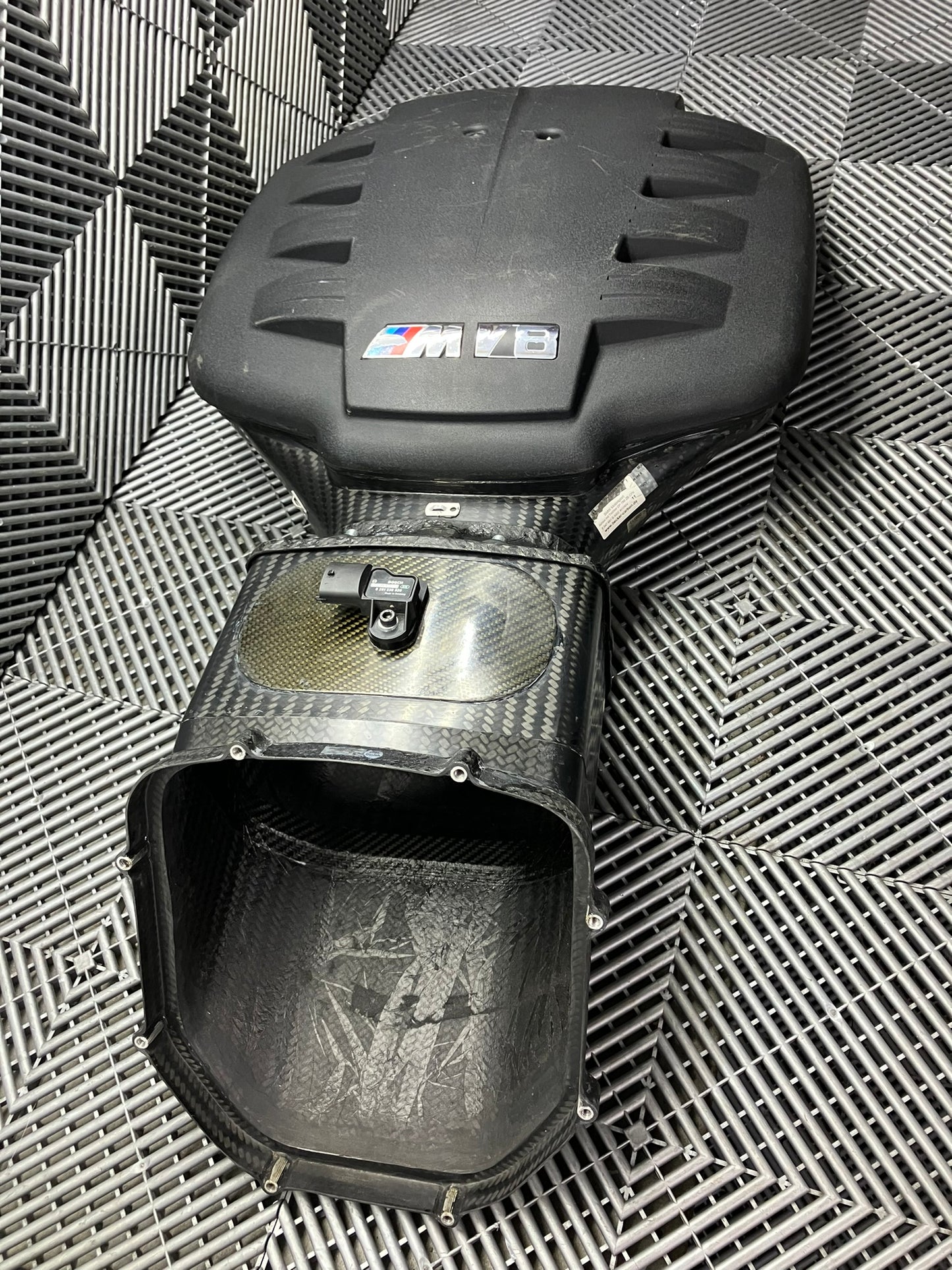 Used. Bmw motorsport GT3 carbon fiber airbox for S65 engine