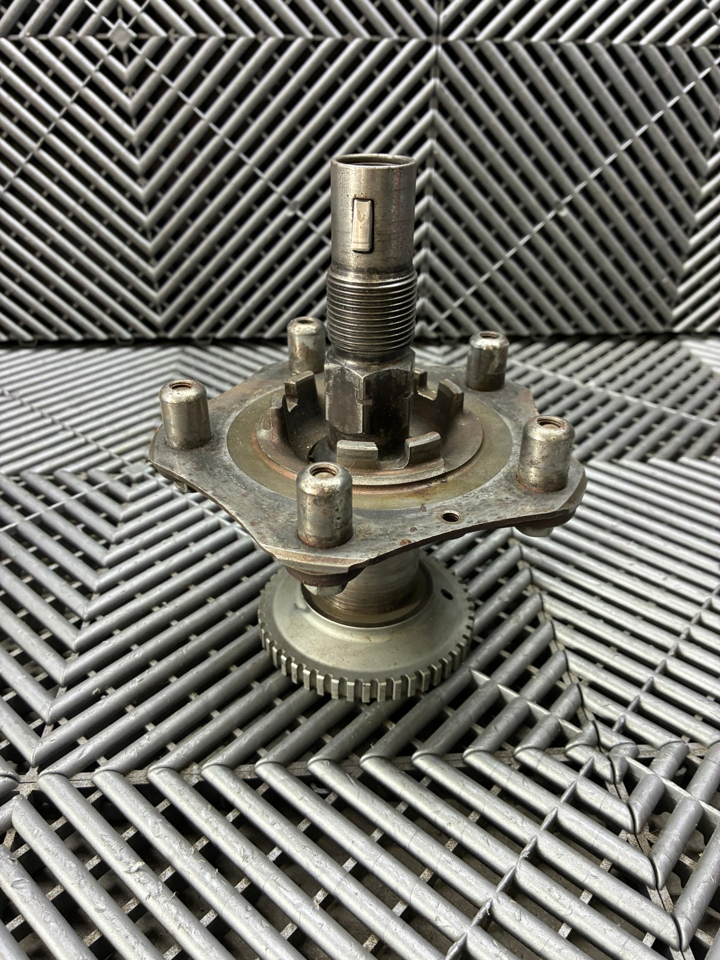 Used. Porsche 997.2 Gt3 cup wheel Hub+ central bolt