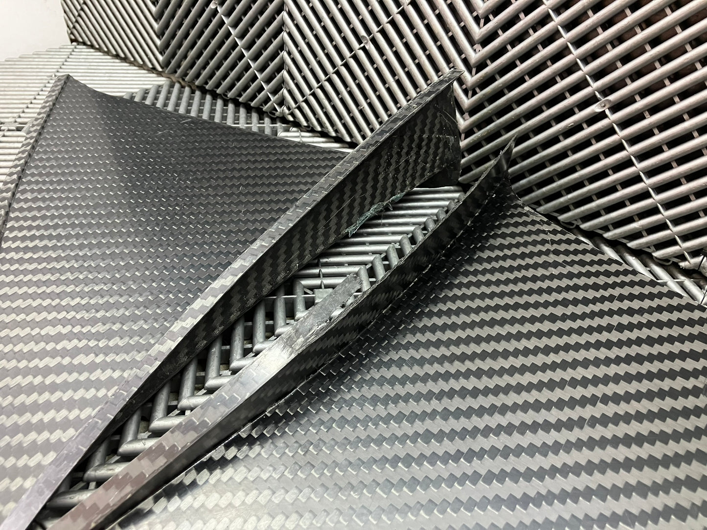 Used. Set of 2 Front Splitter air tunnels. Dry carbon fiber