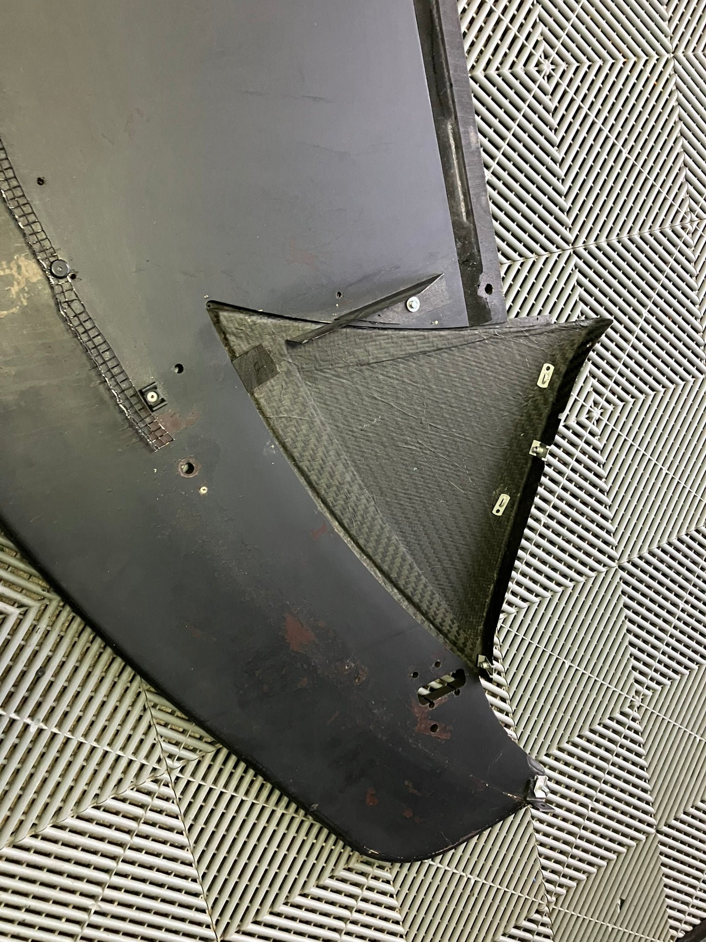 Used. Front splitter (wooden) + air tunnels dry carbon 64x200 cm
