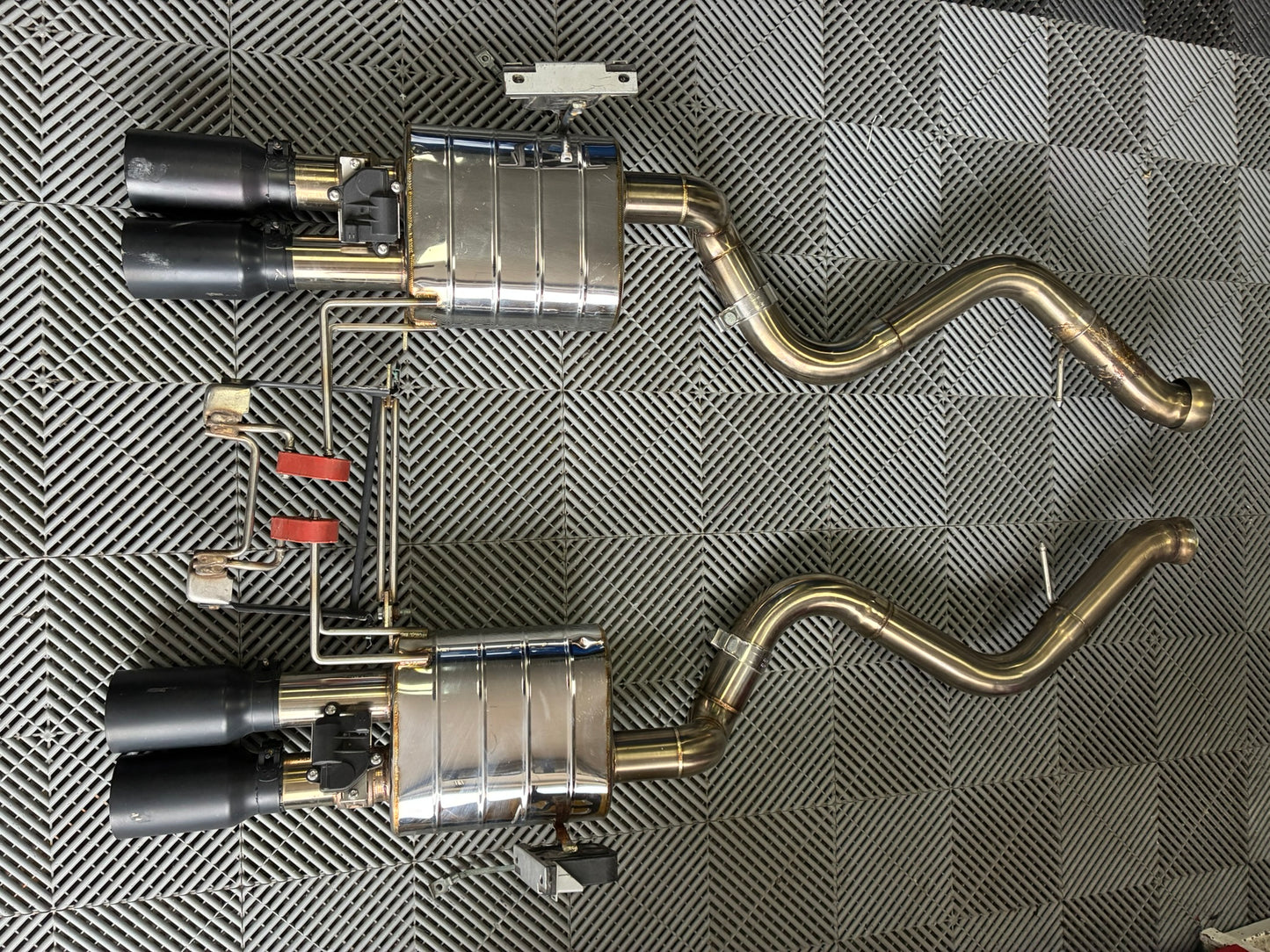 Used. Bomiz E9X M3 Valvetronic Axle-Back valved mufflers + connecting pipes