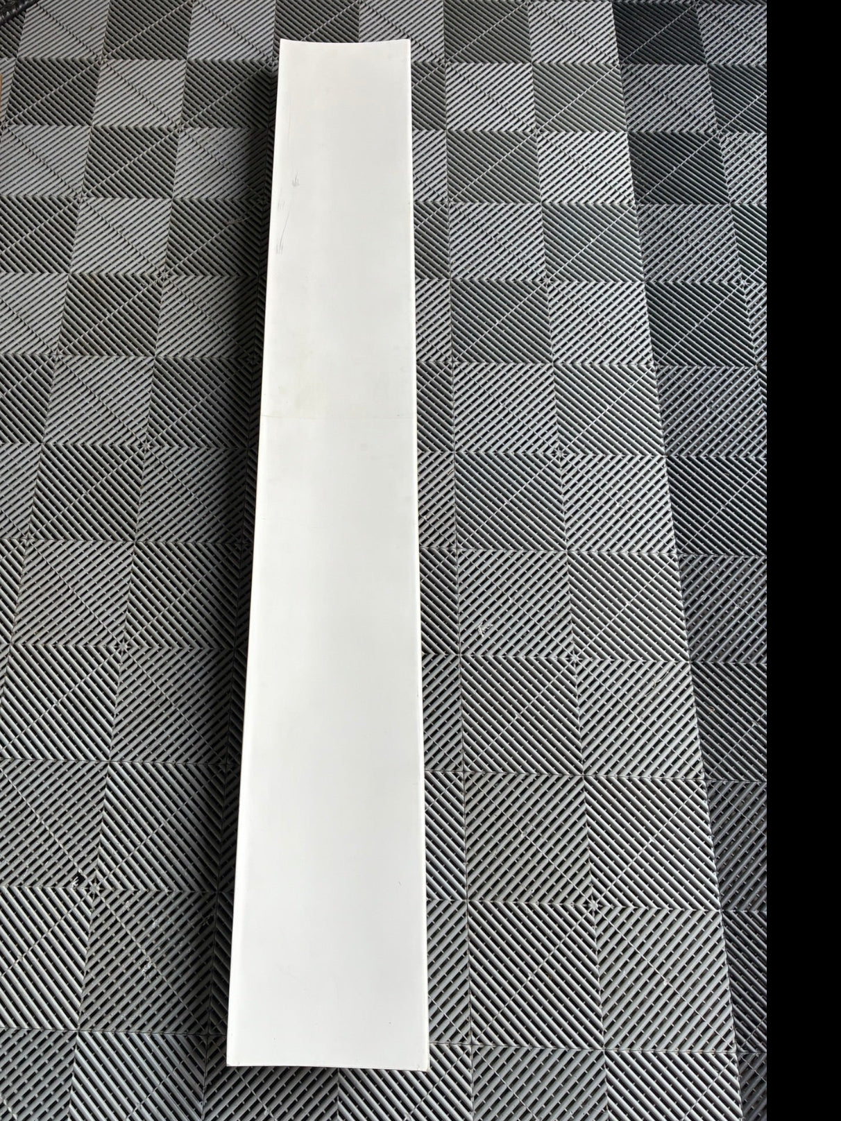 New. Rear fiberglass wing 200x29 cm wide.