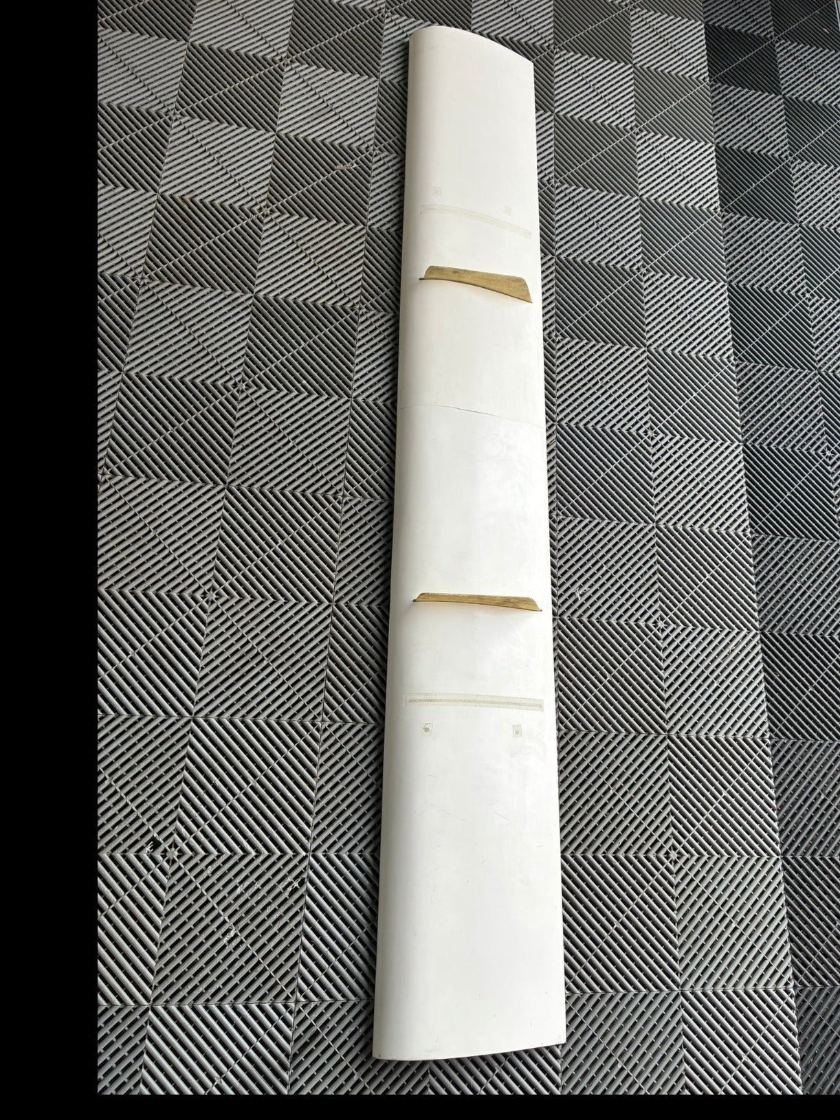 New. Rear fiberglass wing 200x29 cm wide.