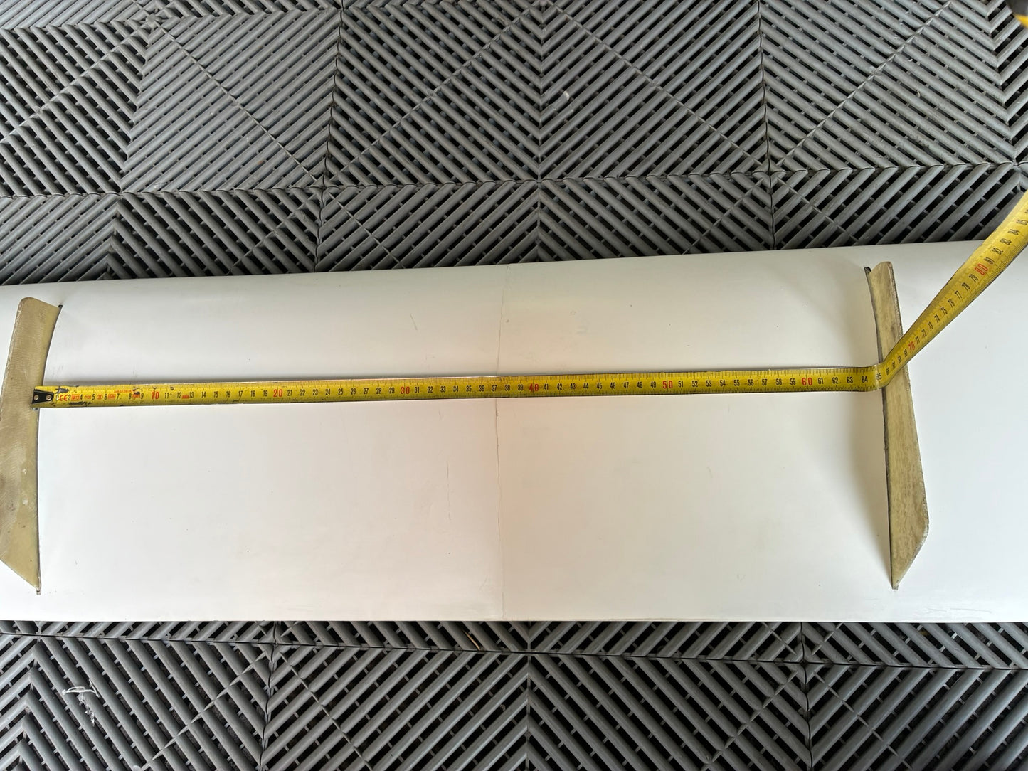 New. Rear fiberglass wing 200x29 cm wide.