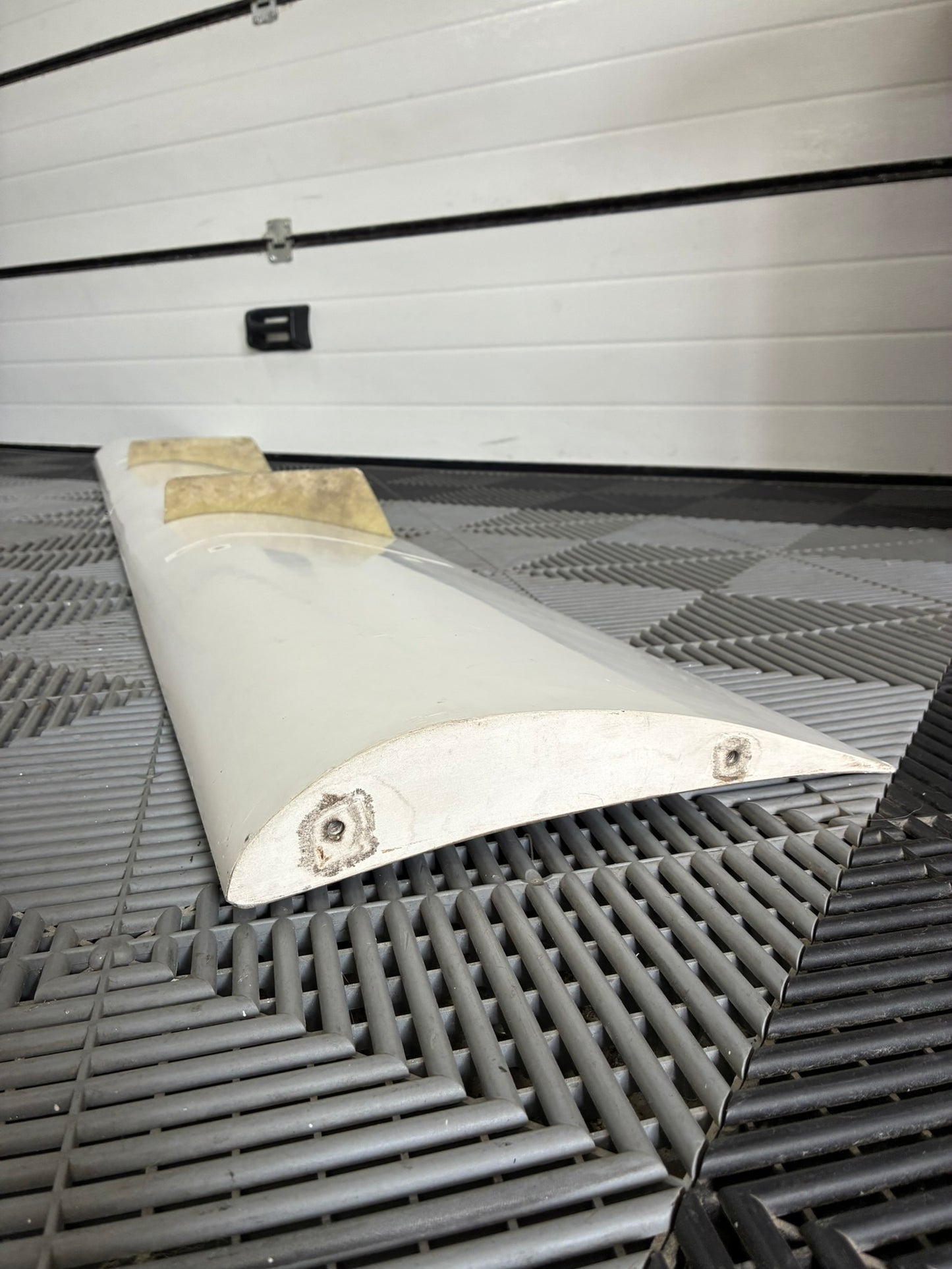 New. Rear fiberglass wing 200x29 cm wide.