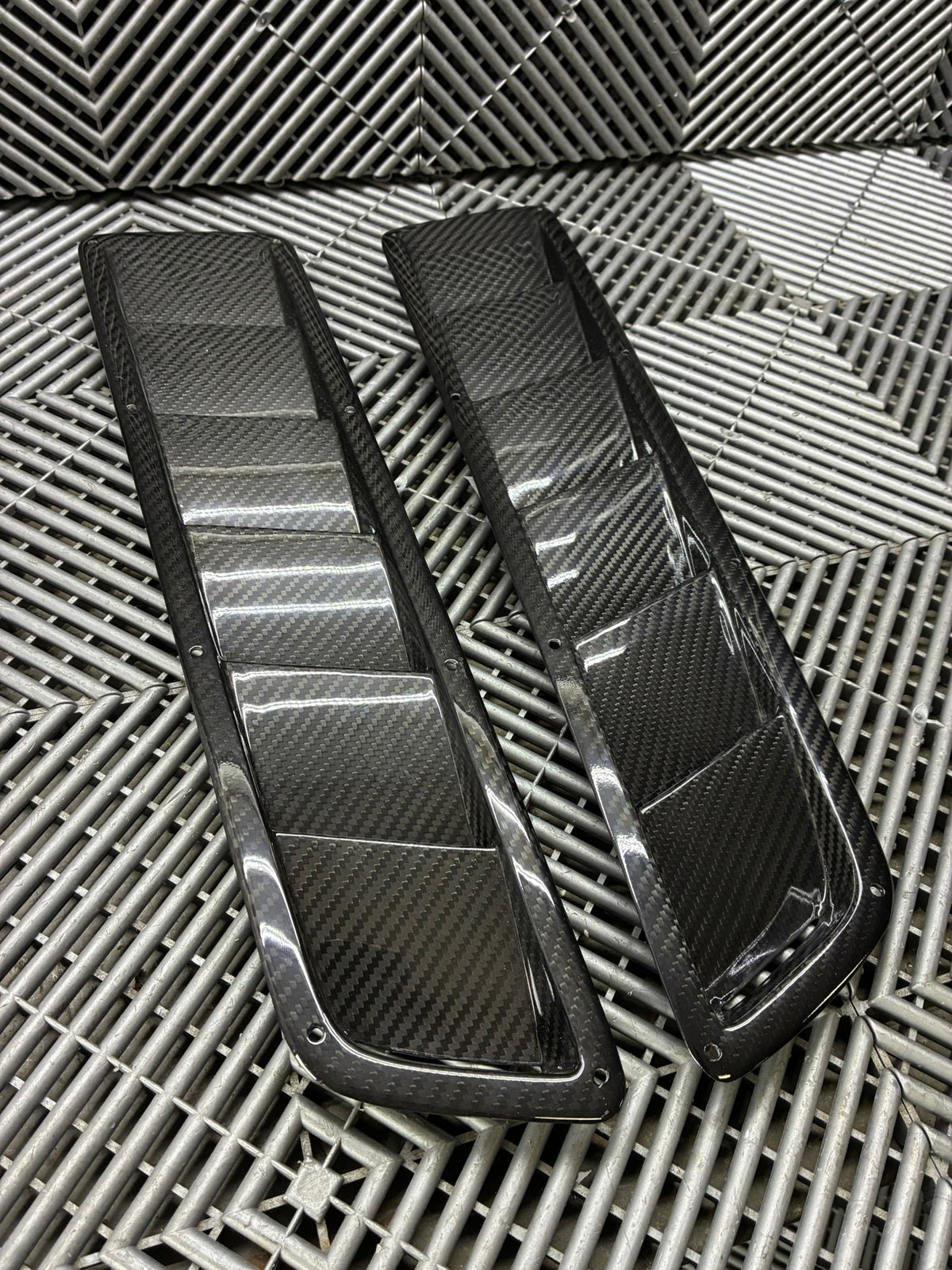 New. Carbon fiber Universal Hood Vents (52x12cm)