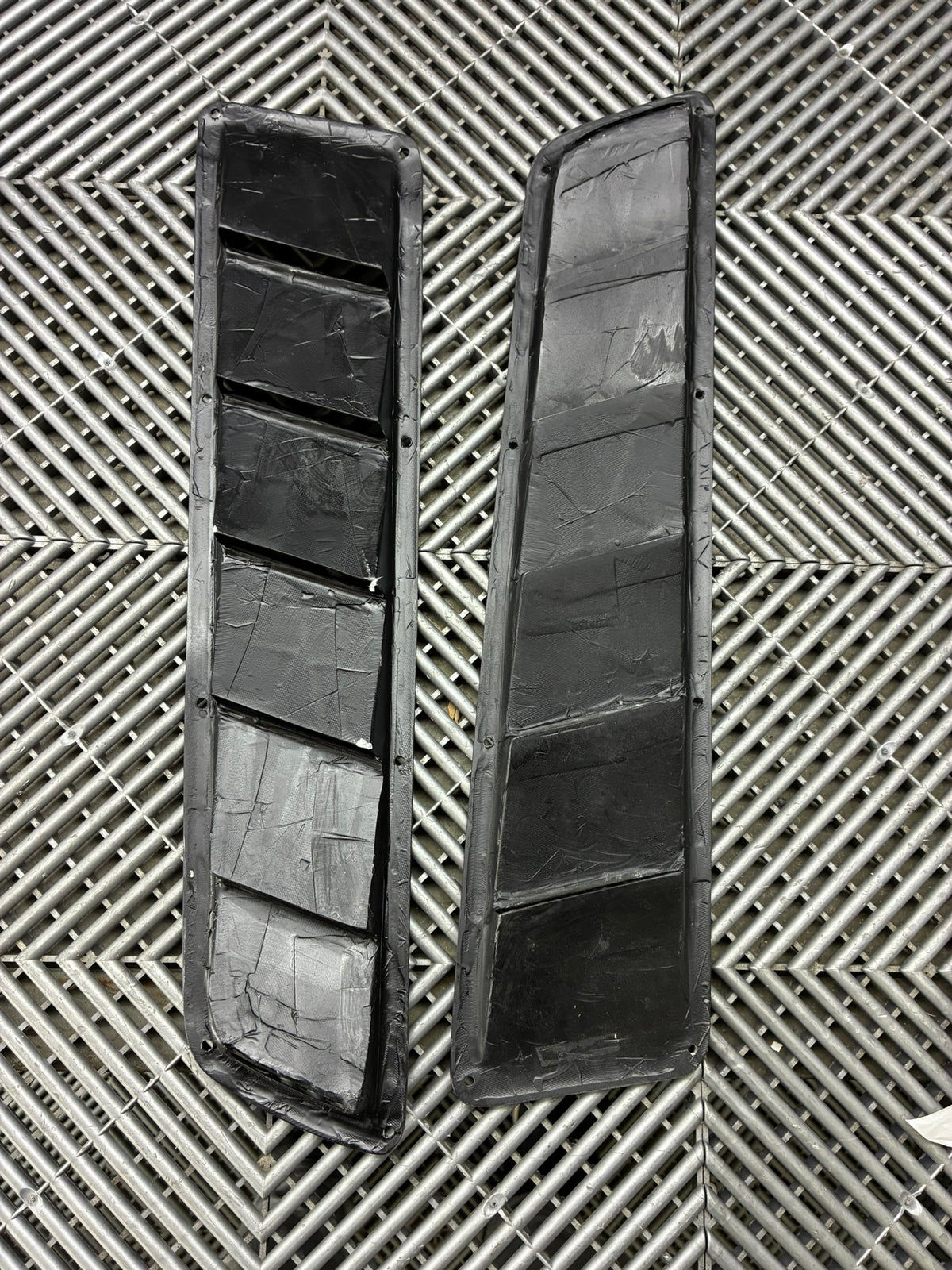 New. Carbon fiber Universal Hood Vents (52x12cm)