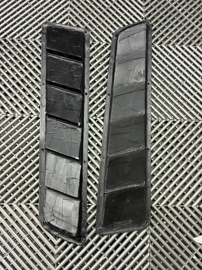New. Carbon fiber Universal Hood Vents (52x12cm)