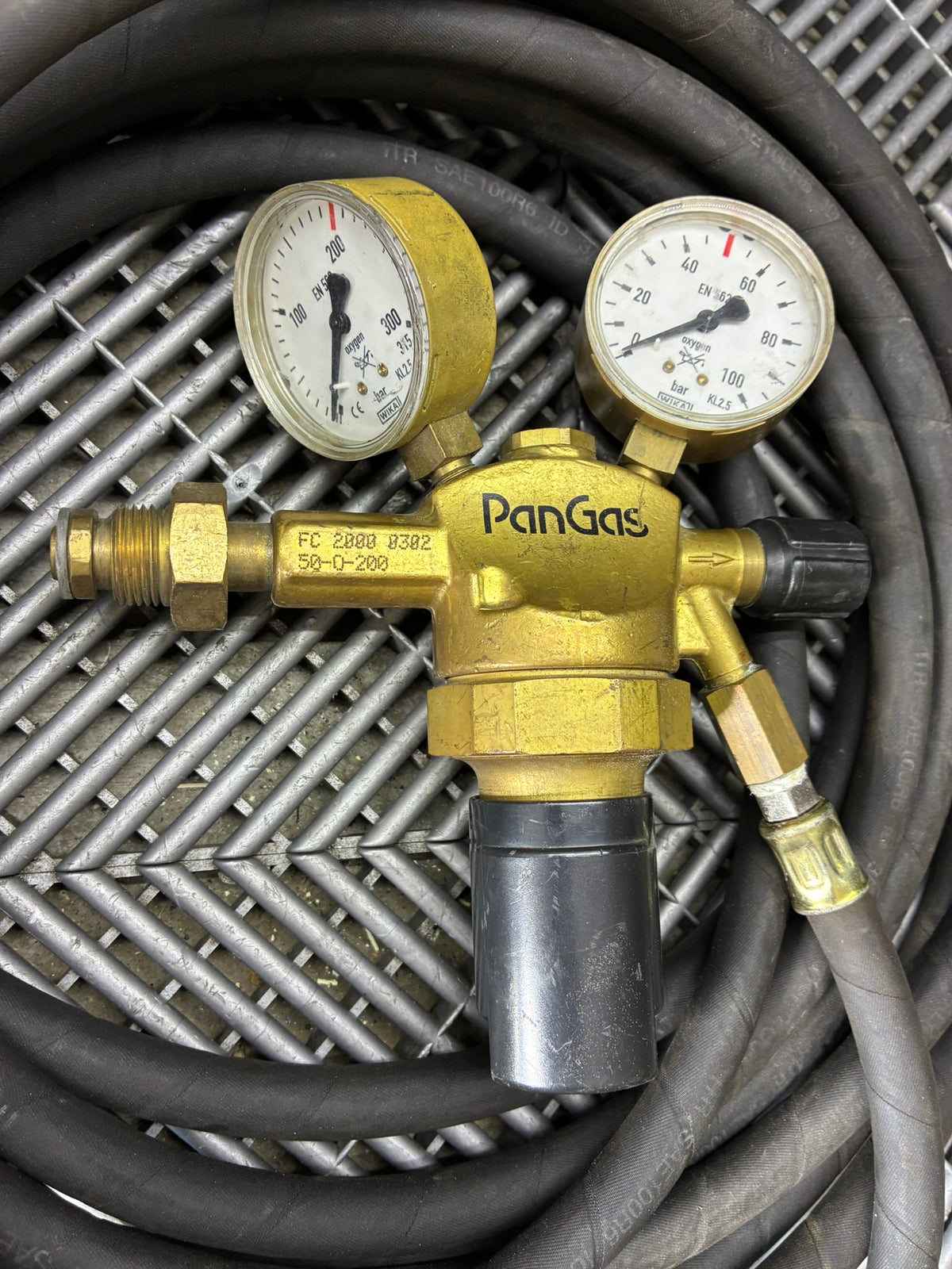Used. Gas pressure regulators with the hose.