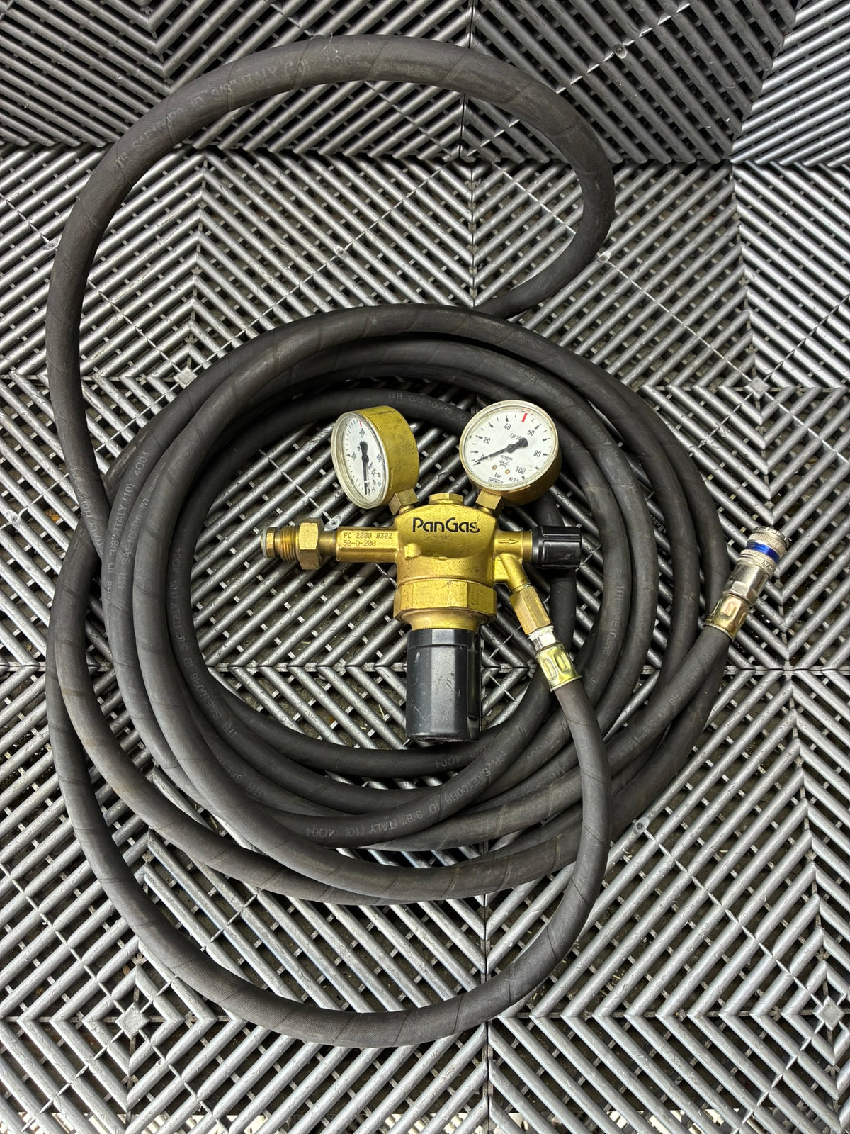Used. Gas pressure regulators with the hose.
