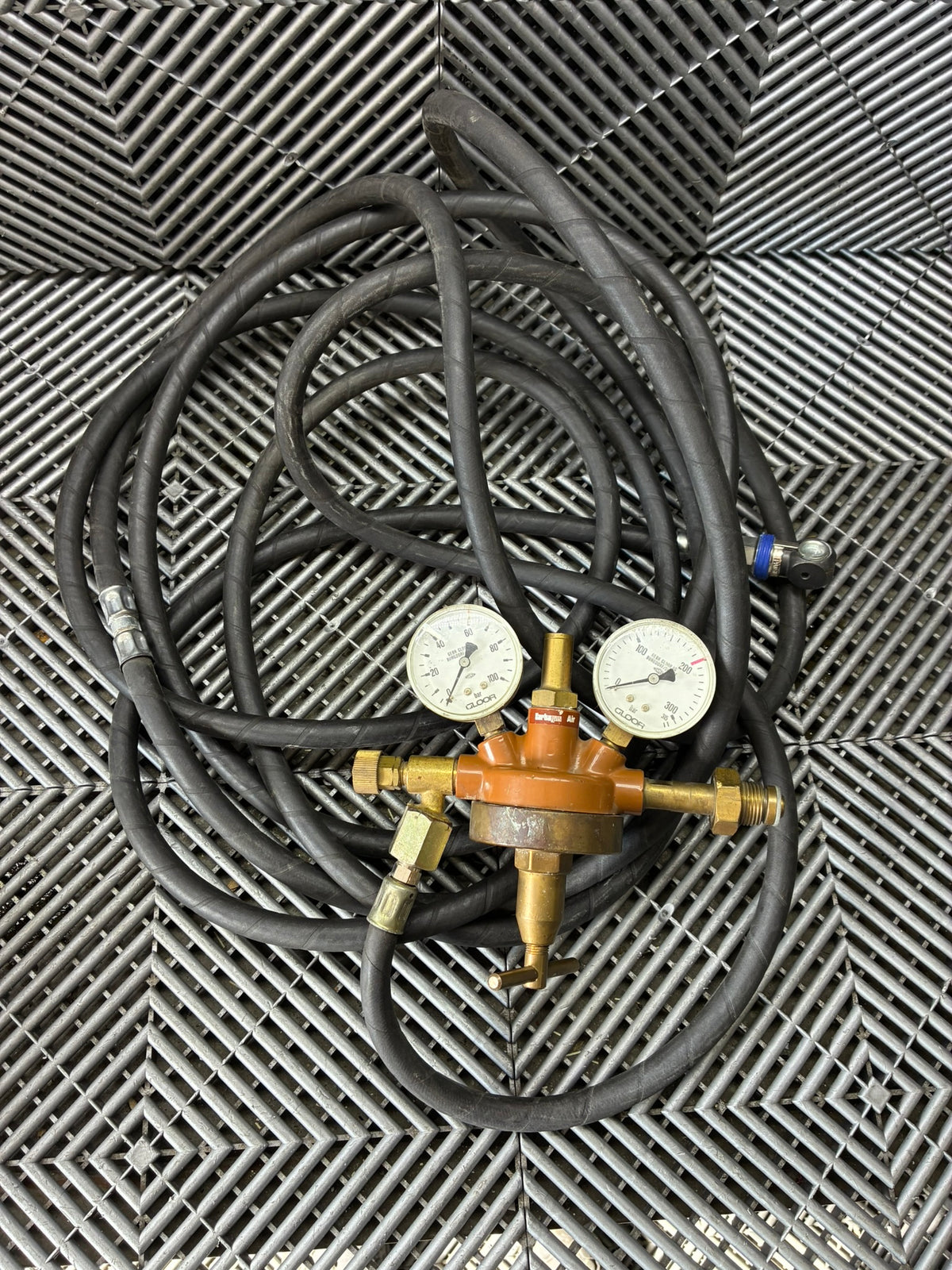 Used. Gas pressure regulators with the hose.