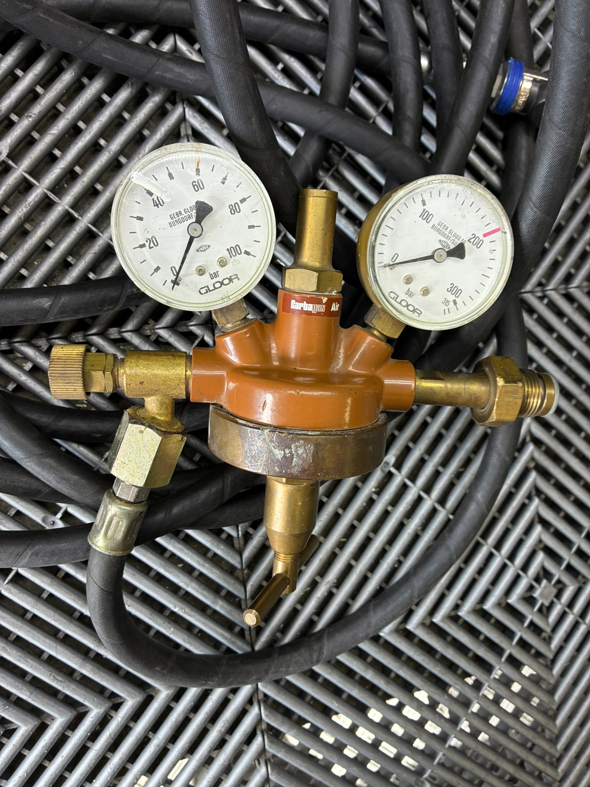 Used. Gas pressure regulators with the hose.